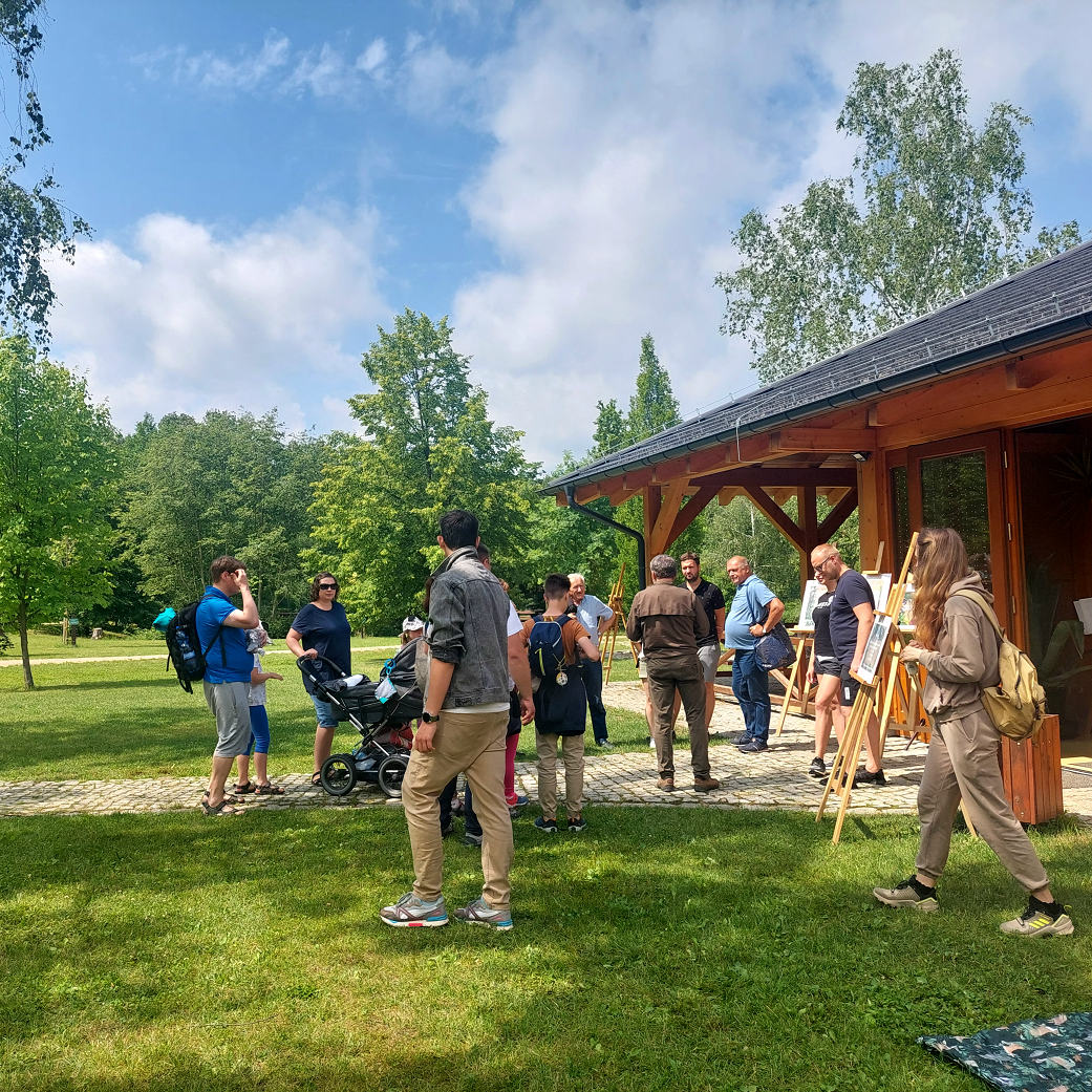 Fot. Zdjęcie przedstawia początek spaceru z kierownikiem Arboretum