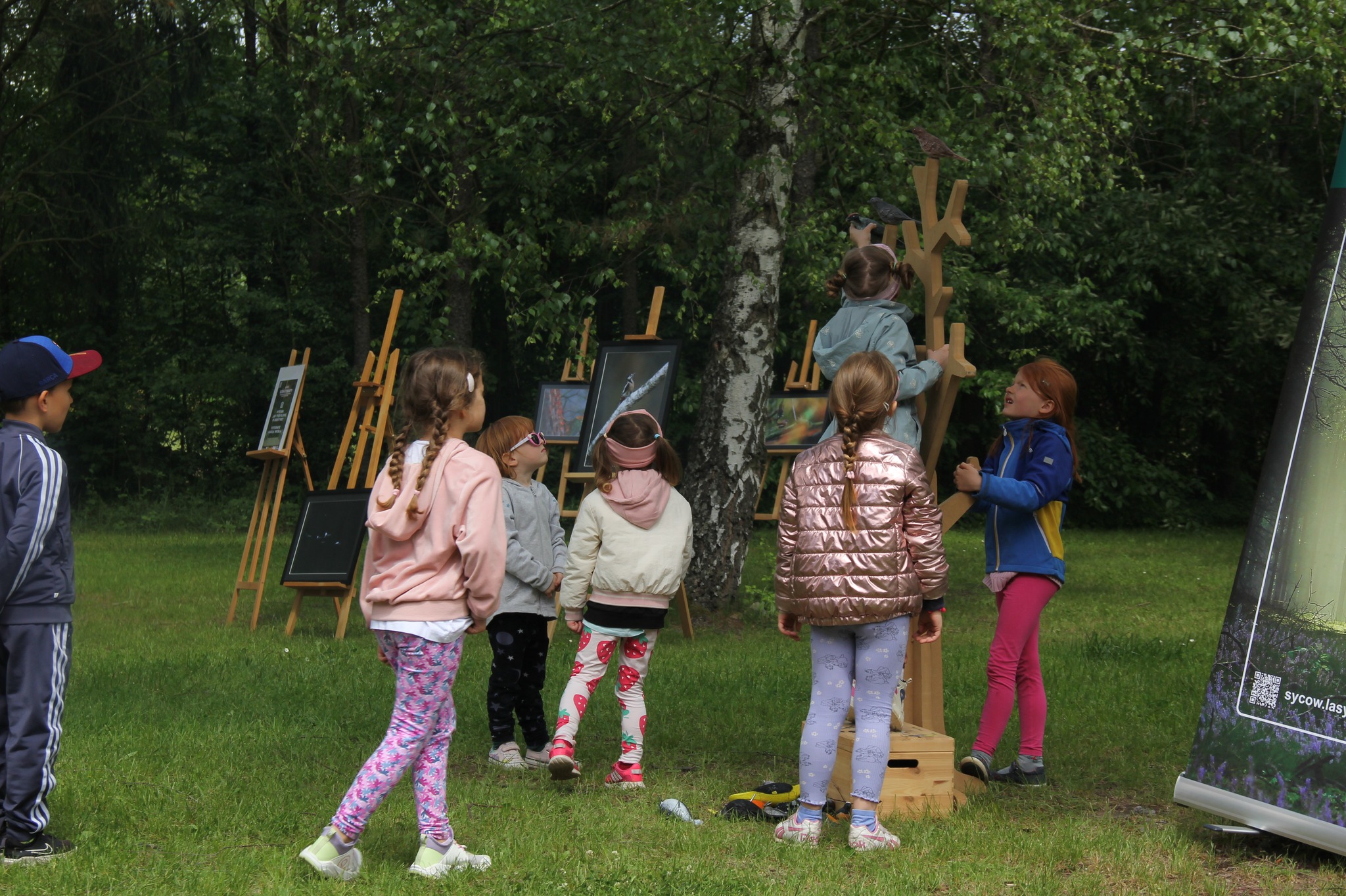 Zdjęcie przedstawia stoisko informacyjno-edukacyjne rozstawione na czas wydarzenia.